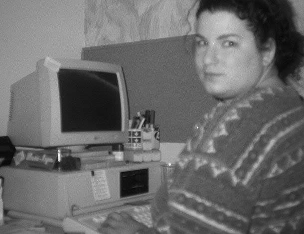 Marie-Lynn avec son 8088 entrain de travailler sur le site de l'Organization des villes du patrimoine mondial de l'UNESCO 1995